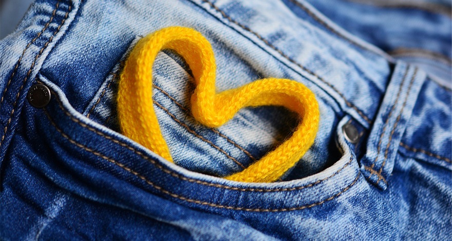 Un cordón en forma de corazón en el bolsillo de unos vaqueros