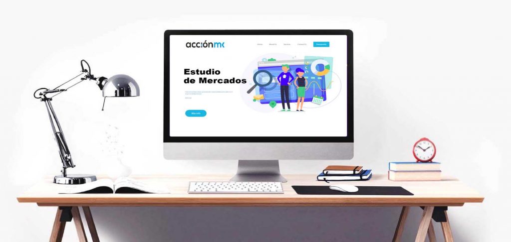 Pantalla de ordenador en un escritorio en la que se muestra la página de estudios de mercados de AcciónMK